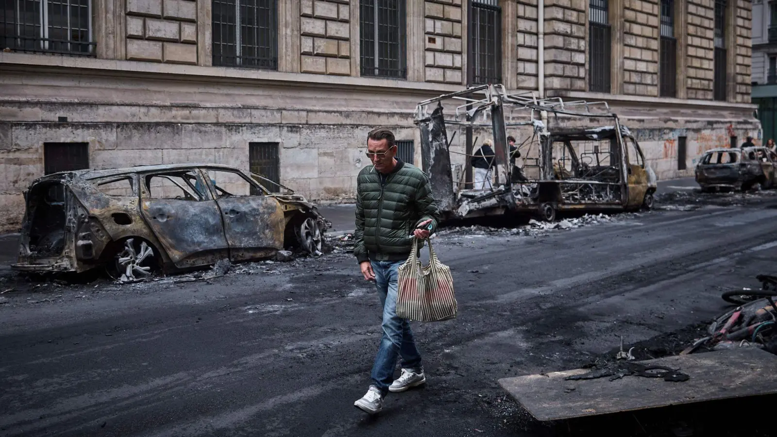 In Paris und anderen Städten hinterließen Randalierer eine Spur der Verwüstung. (Foto: Kiran Ridley/AFP/dpa)