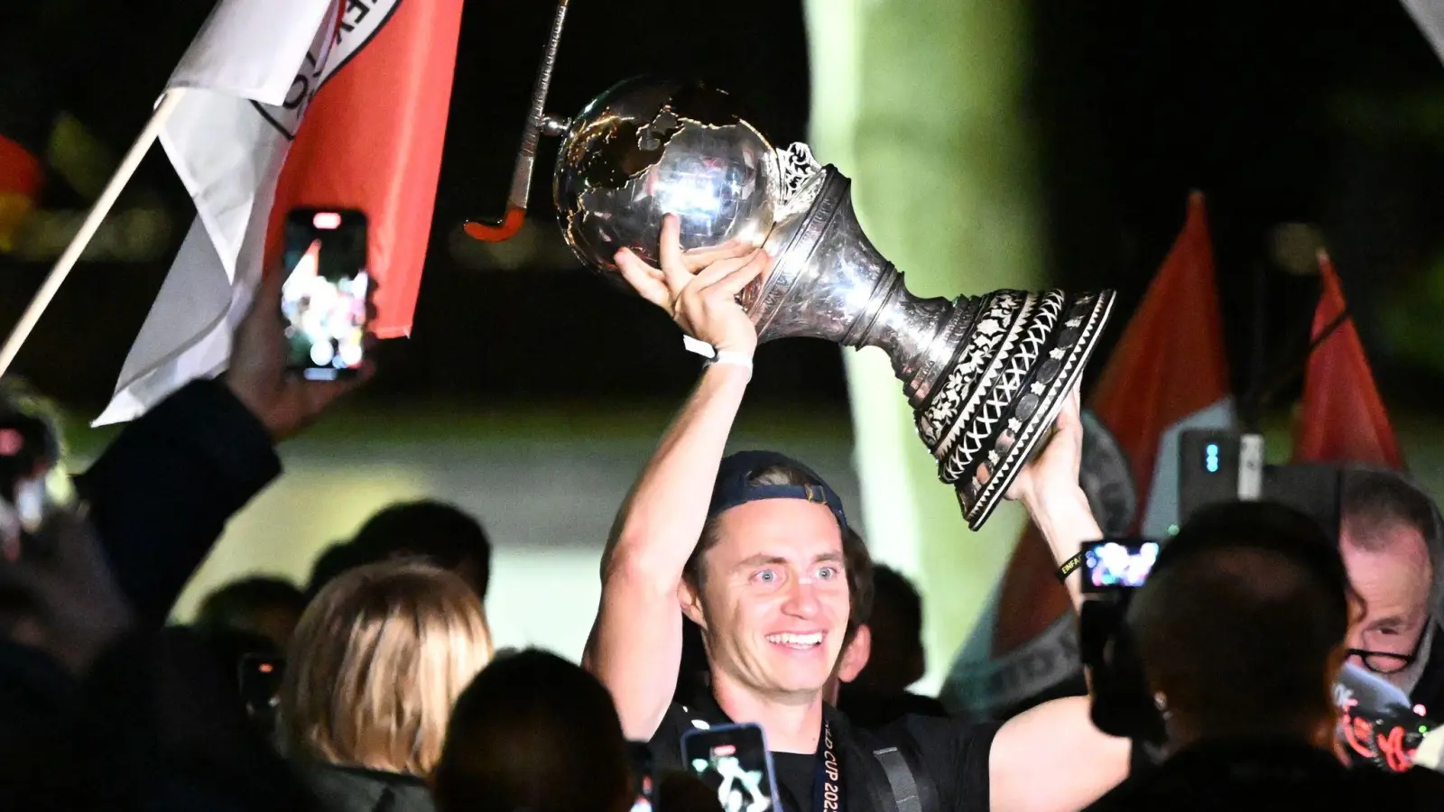 Der deutsche Hockey-Kapitän Mats Grambusch (M) traut seinem Team einen weiteren großen Sieg zu. (Foto: Federico Gambarini/dpa)