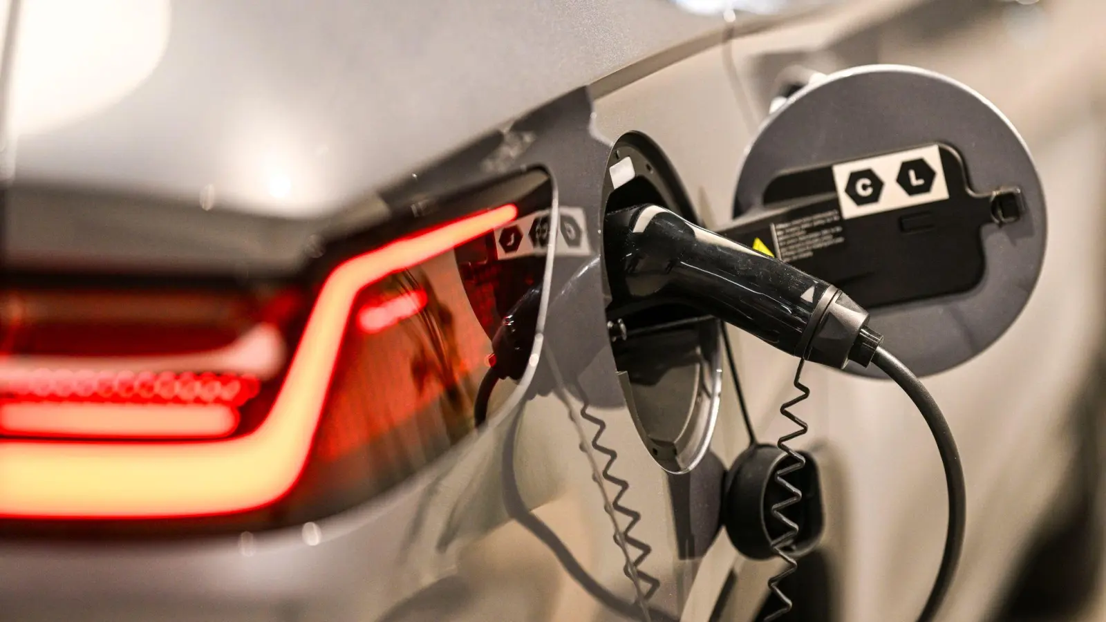 Dank einer Förderung des Bundes steigt die Nachfrage nach E-Autos derzeit stark an. (Symbolfoto) (Foto: Jens Kalaene/dpa)