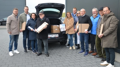 Viele fleißige Lions-Mitglieder waren kürzlich wieder unterwegs, um den druckfrischen Adventskalender des Lions-Clubs zu verladen und auszuliefern. Ab 3. November wird er zum Verkauf angeboten. (Foto: Christa Frühwald)