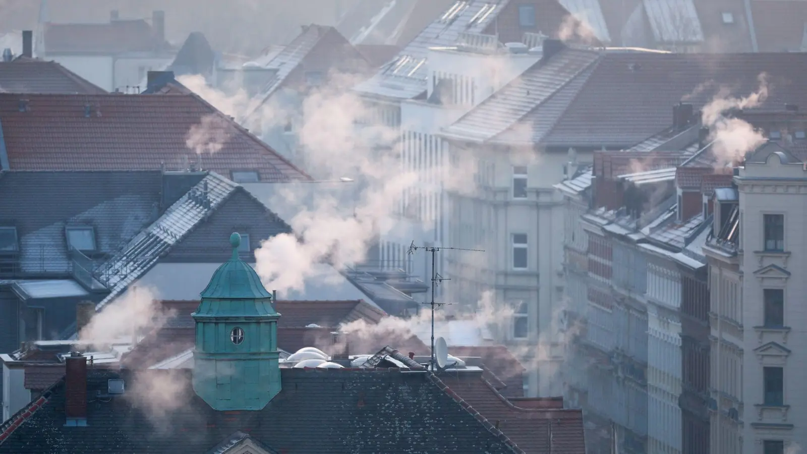 Unterhändler des Europaparlaments und der EU-Staaten haben sich im Kampf gegen den Klimawandel auf strengere Anforderungen an die Energieeffizienz von Gebäuden geeinigt. (Foto: Jan Woitas/dpa-Zentralbild/dpa)