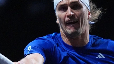 Alexander Zverev schlägt aktuell beim Laver Cup auf. (Foto: Maja Smiejkowska/AP/dpa)