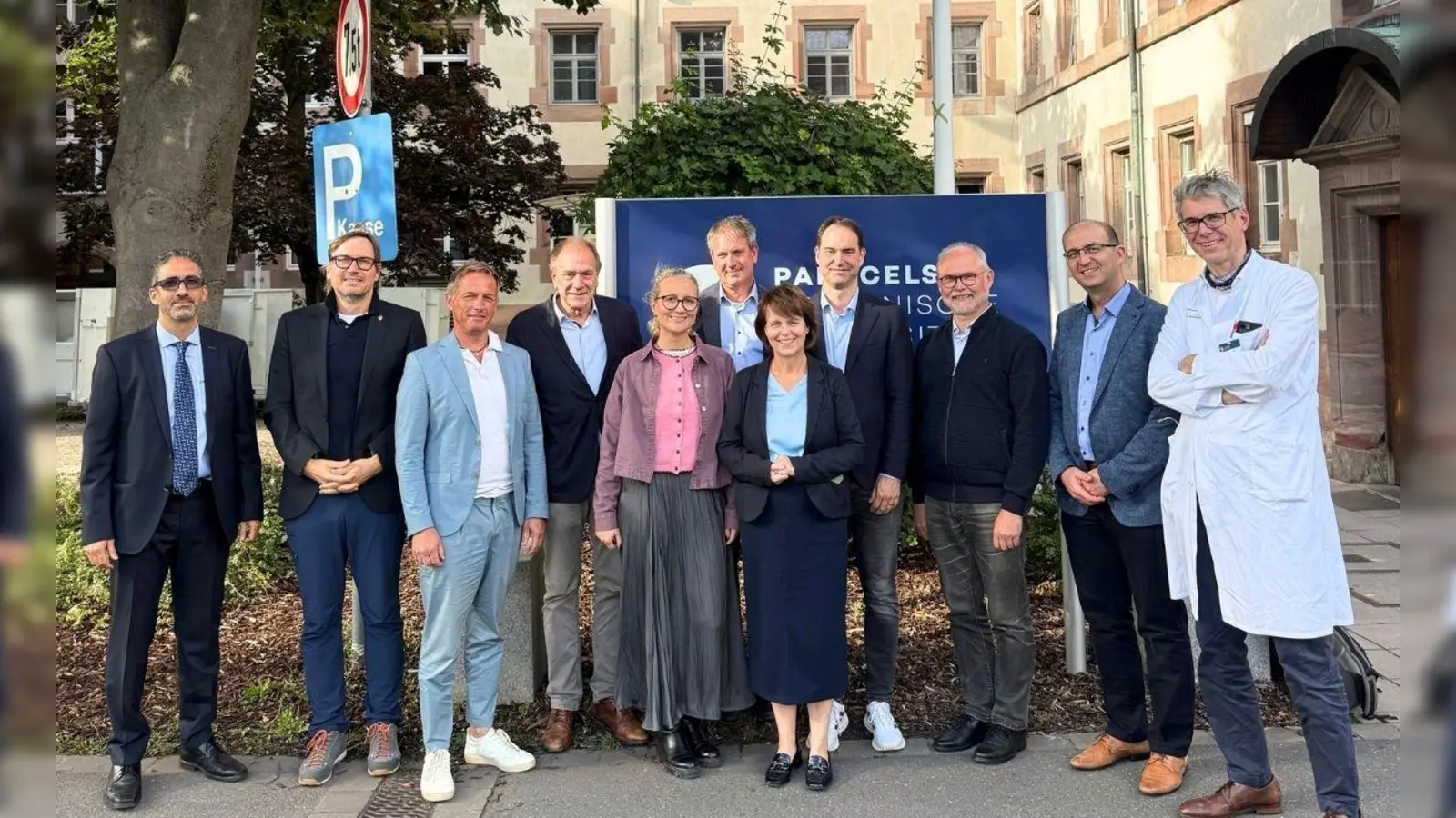 Der Ärztliche Direktor der Neustädter Klinik Dr. Gerald Wasmeier (Zweiter von links), Klinikvorstand Stefan Schilling (Dritter von links), Chefarzt Dr. Daniel Ditterich (Sechster von links), Chefarzt Dr. Chefarzt Bernhard Fischer (Dritter von rechts) und Chefarzt Dr. Afif Dlimi Zweiter von rechts) freuen sich üer die Kooperation mit den Wissenschaftlichern und Vertretern der Paracelsus Medizinischen Privatuniversität Nürnberg. (Foto: privat)