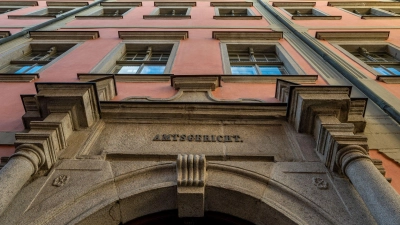 Nach dem Hafttermin lief der 22-Jährige auf dem Weg zum Polizeiwagen davon. (Archivbild) (Foto: Armin Weigel/dpa)