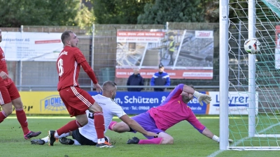 Hier schlägt soeben ein Freistoß zum 3:3 für den VfB Schillingsfürst (in Weiß Florian Gebhart) im Tor des FC Dombühl (von links Leon Kilinc und Torwart Ralf Rieger) ein. (Foto: Martin Rügner)