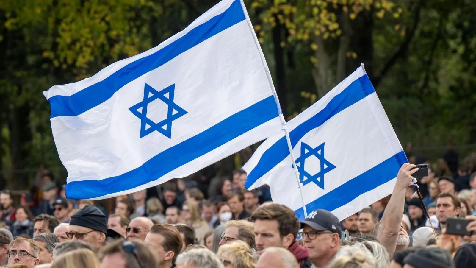 Teilnehmer der Kundgebung „Aufstehen gegen Terror, Hass und Antisemitismus – in Solidarität und Mitgefühl mit Israel“ vor dem Brandenburger Tor in Berlin. (Foto: Monika Skolimowska/dpa)