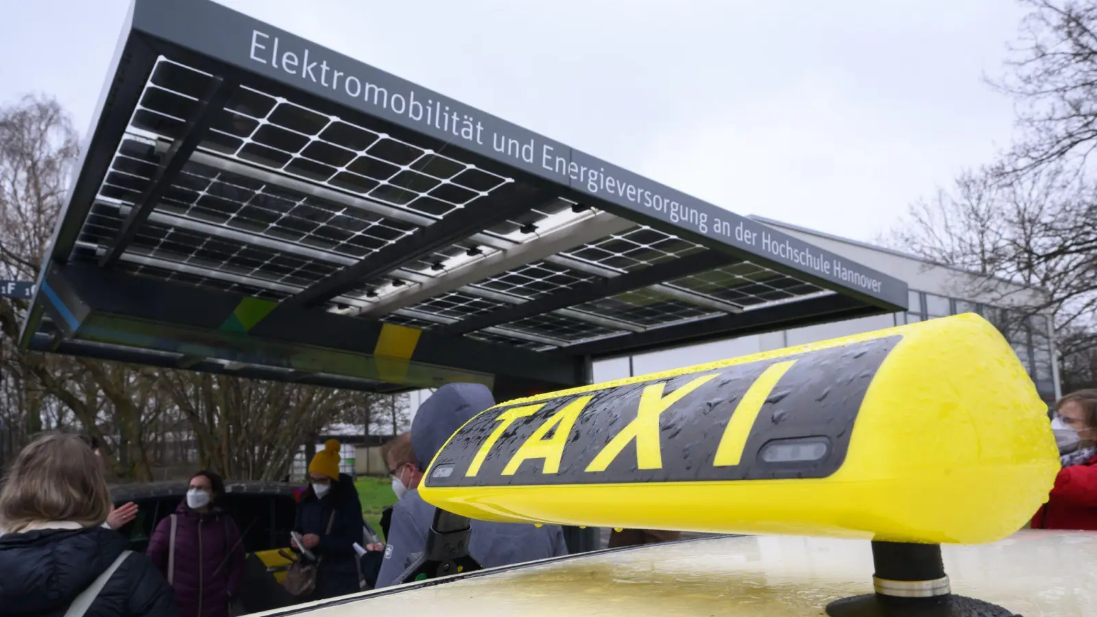 Wegen steigender Spritpreise und Personalkosten dürften Fahrten mit dem Taxi bald teurer werden. (Foto: Julian Stratenschulte/dpa)