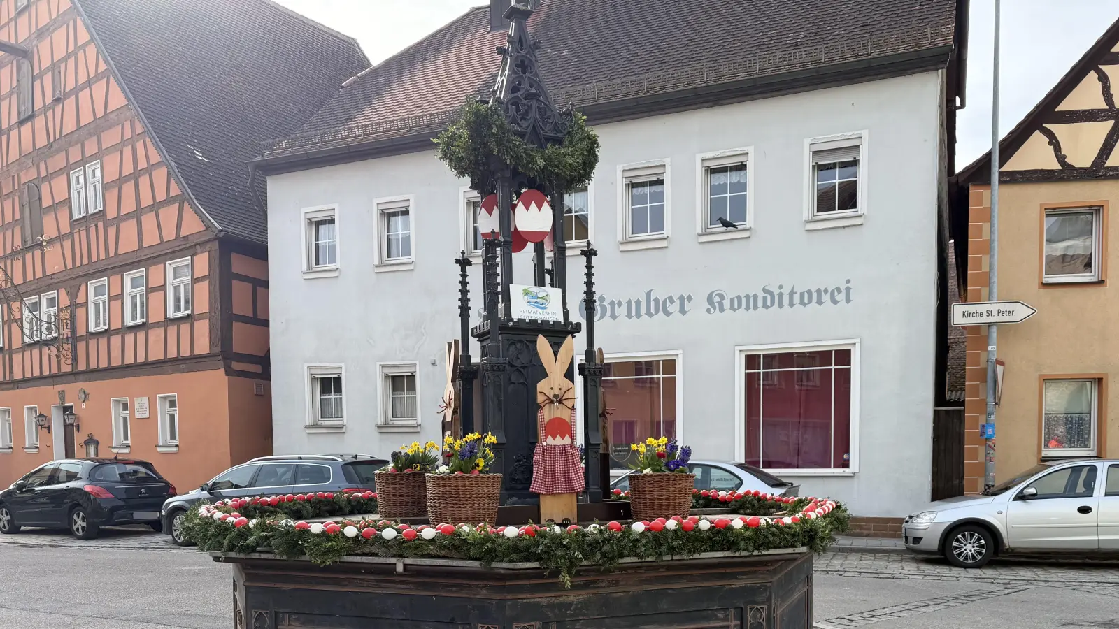 Den Osterbrunnen in Leutershausen schmückte der Heimatverein. (Foto: Gudrun Bayer)