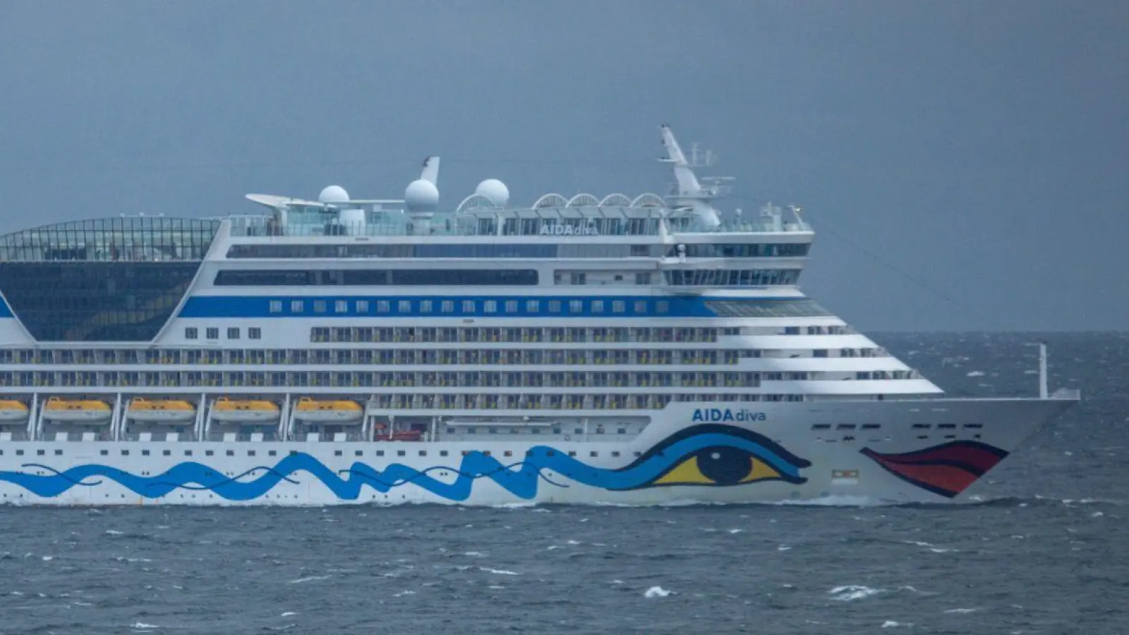 Das Kreuzfahrtschiff „Aidadiva“ befindet sich derzeit auf Weltreise. (Archivbild)  (Foto: Jens Büttner/dpa)