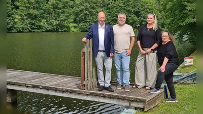 Markus Dinzl (Zweiter von links) hat im Namen des aufgelösten Gewerbeverbands dessen Restvermögen zugunsten des Fischhausbad-Fördervereins übergeben. Darüber freuten sich dessen Vorstandsvertreterinnen Petra Ehrmann und Elke Hasselt (von rechts) sowie Bürgermeister Michael Trzybinski. (Foto: Margit Schwandt)