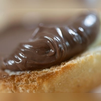 Die Stiftung Warentest hat 18 Nuss-Nougat-Cremes geprüft. (Foto: Hendrik Schmidt/dpa/dpa-tmn)
