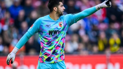Steht im Pokal im Augsburger Tor: Ersatzkeeper Nediljko Labrovic. (Foto: Tom Weller/dpa)