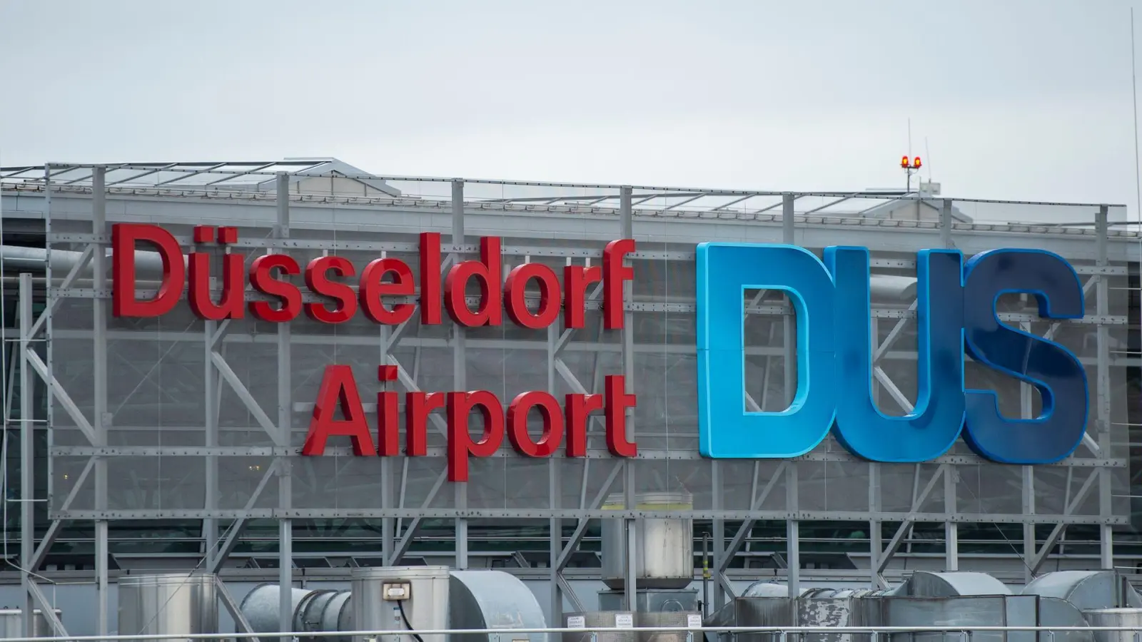 Die Eurowings-Maschine musste kurz nach dem Start eine Sicherheitslandung hinlegen.  (Foto: Christophe Gateau/dpa/dpa-tmn)