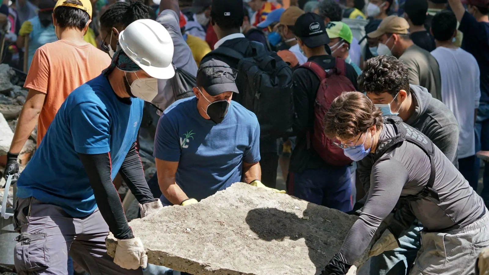 Unter den Trümmern werden viele Menschen vermutet. (Foto: Jorge Orozco/colprensa/dpa)