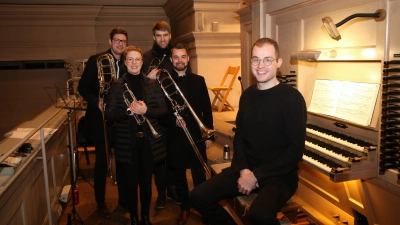 Gaben das erste Konzert 2024: Regionalkantor Thorsten Rasccher (rechts) und Nova Brass Nürnberg, Alison Marsh und Lukas Krauß (vorne, von links), Maximilian Petz und Johannes Häusle (hinten). (Foto: Alexander Biernoth)