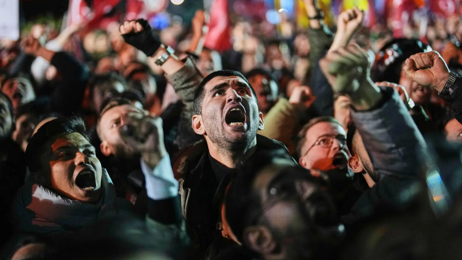 Der Protest gegen die Festnahme des Istanbuler Bürgermeisters in der Türkei hält weiter an (Foto: Francisco Seco/AP/dpa)