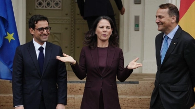 Wollen gegen Desinformation vorgehen: Deutschland Außenministerin Annalena Baerbock mit ihrem französischen Amtskollegen Stéphane Séjourné (l) und Radosław Sikorski aus Polen. (Foto: Kay Nietfeld/dpa)