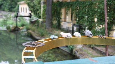 Die Sonnenuhr von der italienischen Künstlerin Arianna Moroder auf der kleinen Fußgängerbrücke fiel Vandalen zum Opfer: einige Steine fehlen. Die Polizei wird eingeschaltet. (Foto: Anna Beigel)