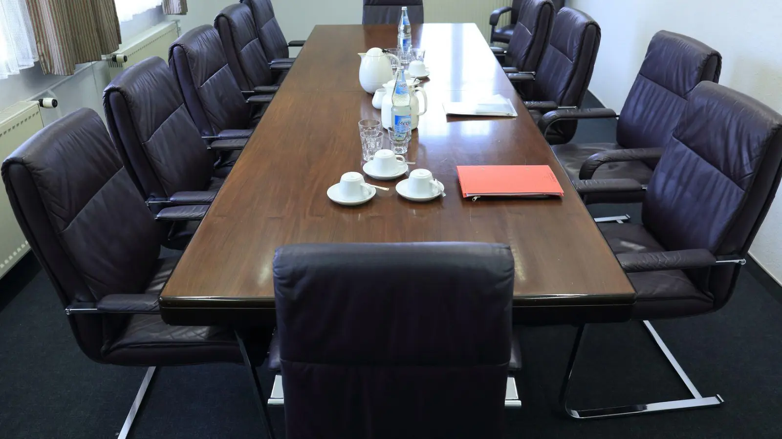 Die Vergütungen normaler Aufsichtsräte sind 2024 laut einer Studie der DSW im Schnitt um 3,0 Prozent gestiegen. (Symbolbild) (Foto: Jens Wolf/dpa)