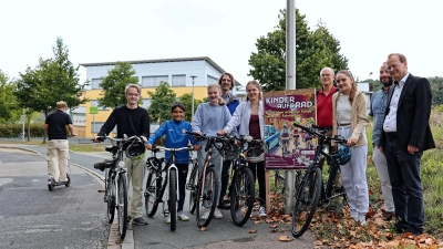 Gemeinsam mit dem Fahrrad in die Schule radeln. Das wollen die Vereine „Carina“ und „Eltern für Ansbach“ umsetzen. Unterstützt werden sie dabei von den beiden Schulleitern. (Foto: Tizian Gerbing)