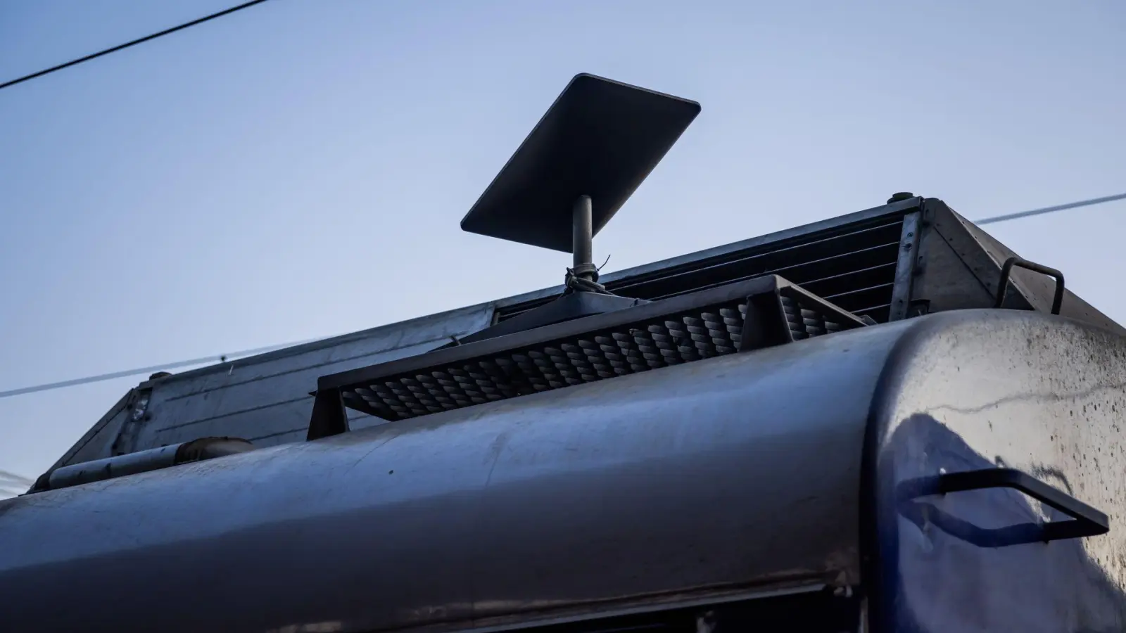 Starlink-Antennen bieten Internet-Zugang ohne Infrastruktur und wird damit im Ukraine-Krieg von beiden Konfliktparteien genutzt. (Symbolbild) (Foto: Christoph Soeder/dpa-ENR-Pool/dpa)