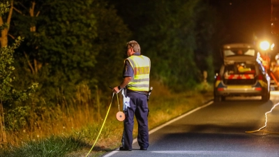 Die Spuren gewinnen an Bedeutung. Ein Autofahrer sagt, er habe die Radlerin nicht gesehen, sondern sei von einem Wild ausgegangen. Beim Unfall war es noch hell. (Foto: NEWS5 / Oßwald)