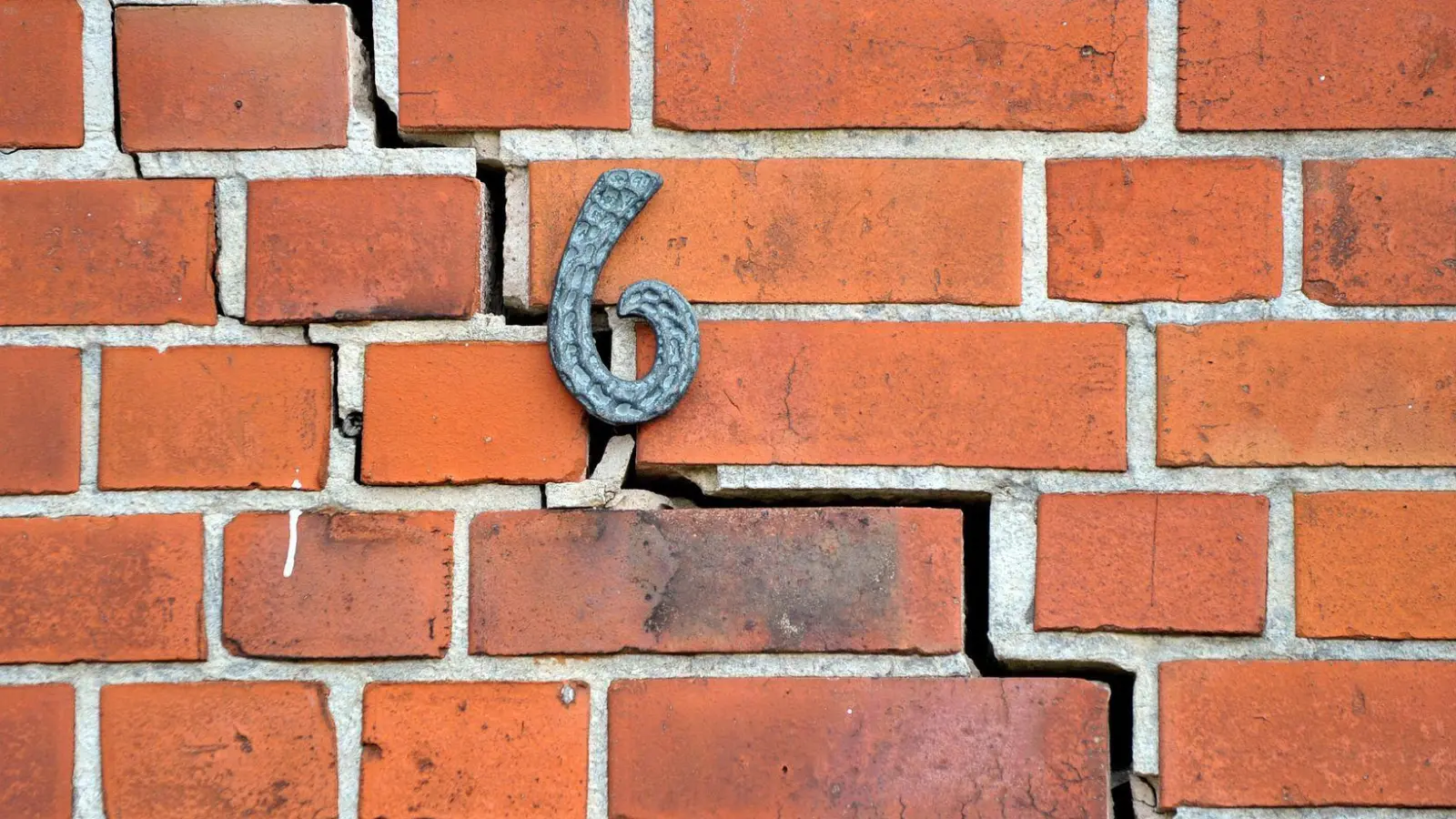 Tiefe Risse in der Fassade - viele Schäden entstehen über eine längere Zeit und selten nur durch etwas Frost im Winter. (Foto: Philipp Schulze/dpa/dpa-tmn)