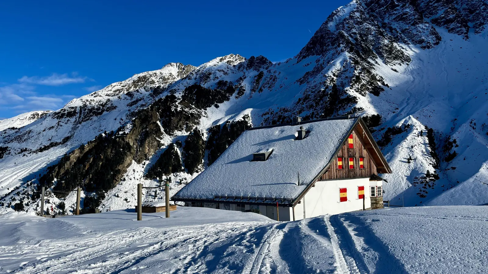 Die Potsdamer Hütte im Winterkleid. Doch der Schein trügt: Wie die Alpenvereinssektion mitteilte, ist die Schneeauflage zum Saisonstart noch ungenügend. (Foto: DAV/Sven Bissert)