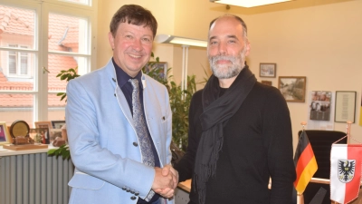 Bürgermeister Jürgen Heckel (links) begrüßte den künftigen Stadtbaumeister Michael Bender in seinem Amtszimmer. (Foto: Gerhard Krämer)