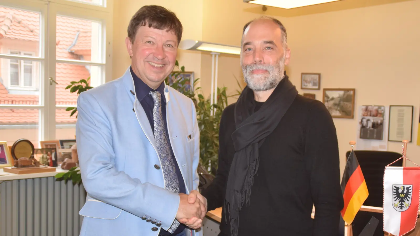 Bürgermeister Jürgen Heckel (links) begrüßte den künftigen Stadtbaumeister Michael Bender in seinem Amtszimmer. (Foto: Gerhard Krämer)