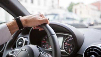 Wer seinen Firmenwagen privat nutzt, muss dies in der Steuer angeben und entweder ein korrekt geführtes Fahrtenbuch führen oder die Ein-Prozent-Regelung nutzen. (Foto: Christin Klose/dpa-tmn)