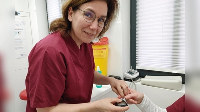 Die ärztliche Leiterin des MVZ Burgbernheim, Carolyn Kunze, nimmt Blut, um Blutzucker zu messen. Gut 300 Patienten mit Diabetes betreut das MVZ Burgbernheim derzeit. Es ist jetzt diabetologische Schwerpunktpraxis. (Foto: Katrin Merklein)