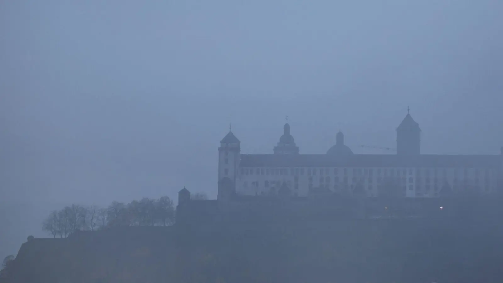 Die Sichtweiten sind vielerorts schlecht. (Archivbild) (Foto: Karl-Josef Hildenbrand/dpa)