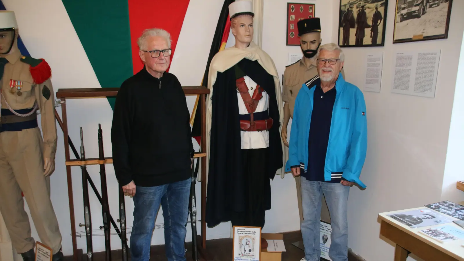 Johannes Munique (links) und Siegberth Holter hatten einst die Idee, das Museum der Französischen Fremdenlegion im Schloss Schillingsfürst zu gründen. Nun steht das zehnjährige Jubiläum der Gründung an. (Foto: Stefan Neidl)