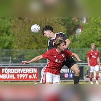 Intensive Zweikämpfe prägten das Spiel zwischen dem FC Dombühl (oben Luca Rühl) und der SG Segringen-Dinkelsbühl (vorne Elias Beer). (Foto: Martin Rügner)
