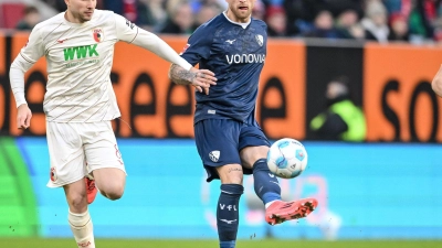 Traf für den FC Augsburg:  Elvis Rexhbecaj (l). (Foto: Harry Langer/dpa)