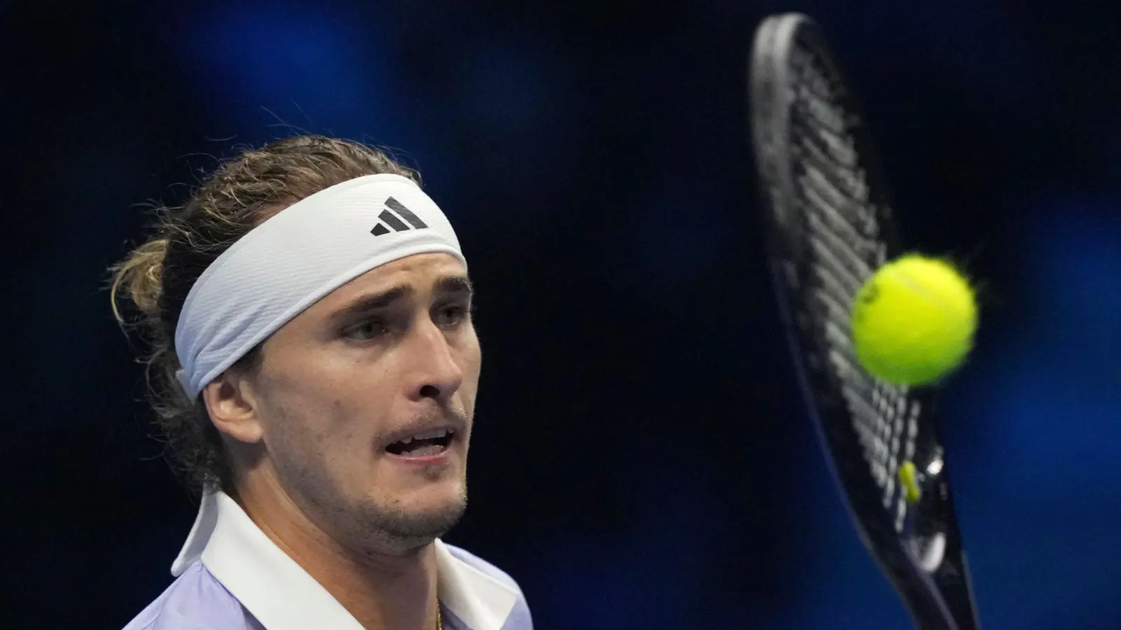 Alexander Zverev steht dicht vor dem Halbfinaleinzug beim Tennis-Saisonfinale, ganz sicher ist sein Weiterkommen aber noch nicht. (Foto: Antonio Calanni/AP/dpa)