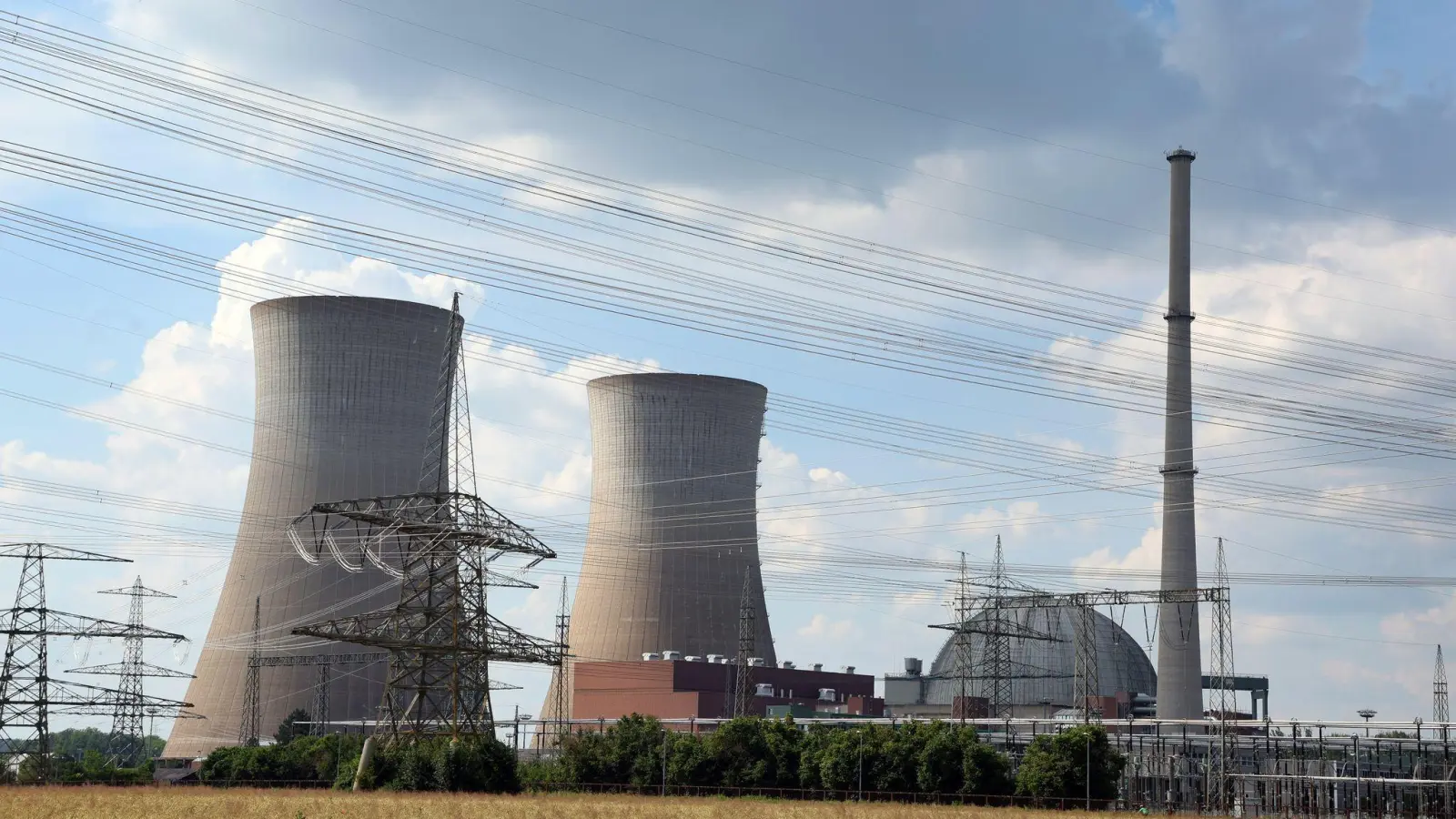 Die weithin sichtbaren Kühltürme des stillgelegten Atomkraftwerkes Grafenrheinfeld werden demnächst gesprengt. (Foto: Karl-Josef Hildenbrand/dpa)