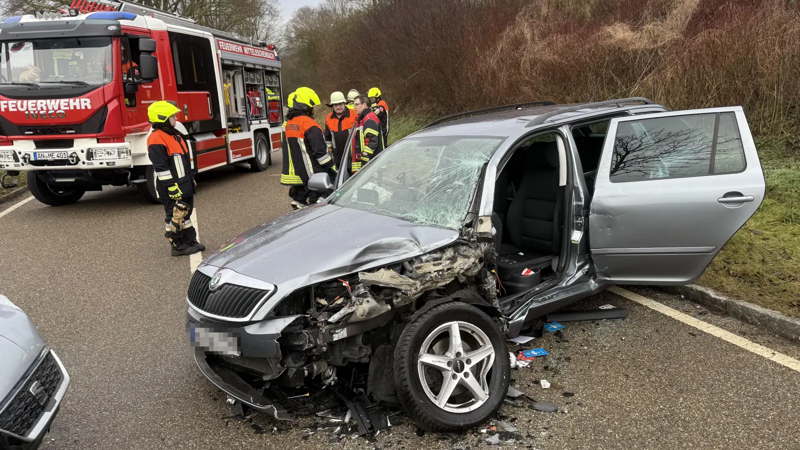 Am Donnerstagvormittag kam es bei Windsbach zu einem Frontalzusammenstoß zweier Autos. (Foto: NEWS5/Felix Besold)