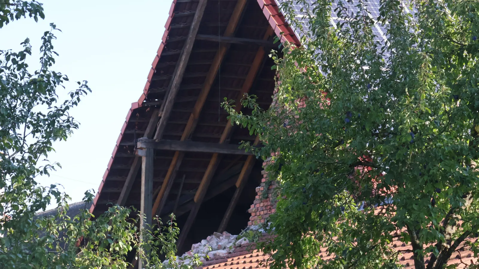 Die Giebelwand einer Scheune in Markt Bibart ist am späten Dienstagnachmittag eingestürzt. (Foto: Andreas Reum)