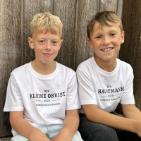 Gehen in die Chronik der Kinderzeche ein: Artur Uschal als Kleiner Obrist (links) und Benedikt Mack als Hauptmann. Auf ihre Einsätze während der Kinderzeche freuen sie sich. (Foto: Martina Haas)