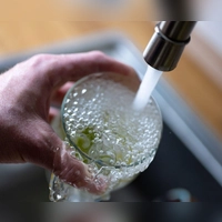 In zahlreichen Haushalten war die Trinkwasserversorgung wegen des Rohrbruchs vorübergehend beeinträchtigt. (Symbolbild) (Foto: Monika Skolimowska/dpa)