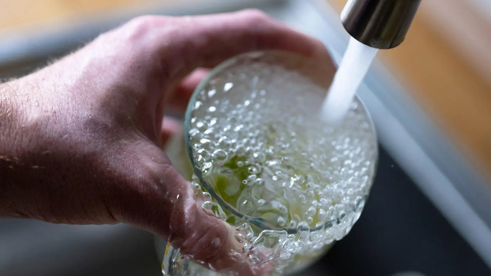 In zahlreichen Haushalten war die Trinkwasserversorgung wegen des Rohrbruchs vorübergehend beeinträchtigt. (Symbolbild) (Foto: Monika Skolimowska/dpa)