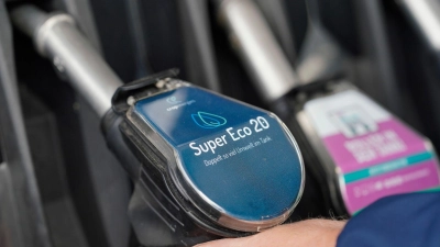 Benzin mit 20 Prozent Ethanolbeigabe: Noch ist diese E20-Zapfsäule in Mannheim nur für bestimmte Firmenflotten zugänglich, nicht für die breite Öffentlichkeit. (Foto: Uwe Anspach/dpa/dpa-tmn)