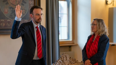 Oberbürgermeister Christoph Rösch wird vom „lebensältesten anwesenden Stadtratsmitglied” Gabriele Müllender (Grüne) vereidigt. (Foto: Mirko Fryska)