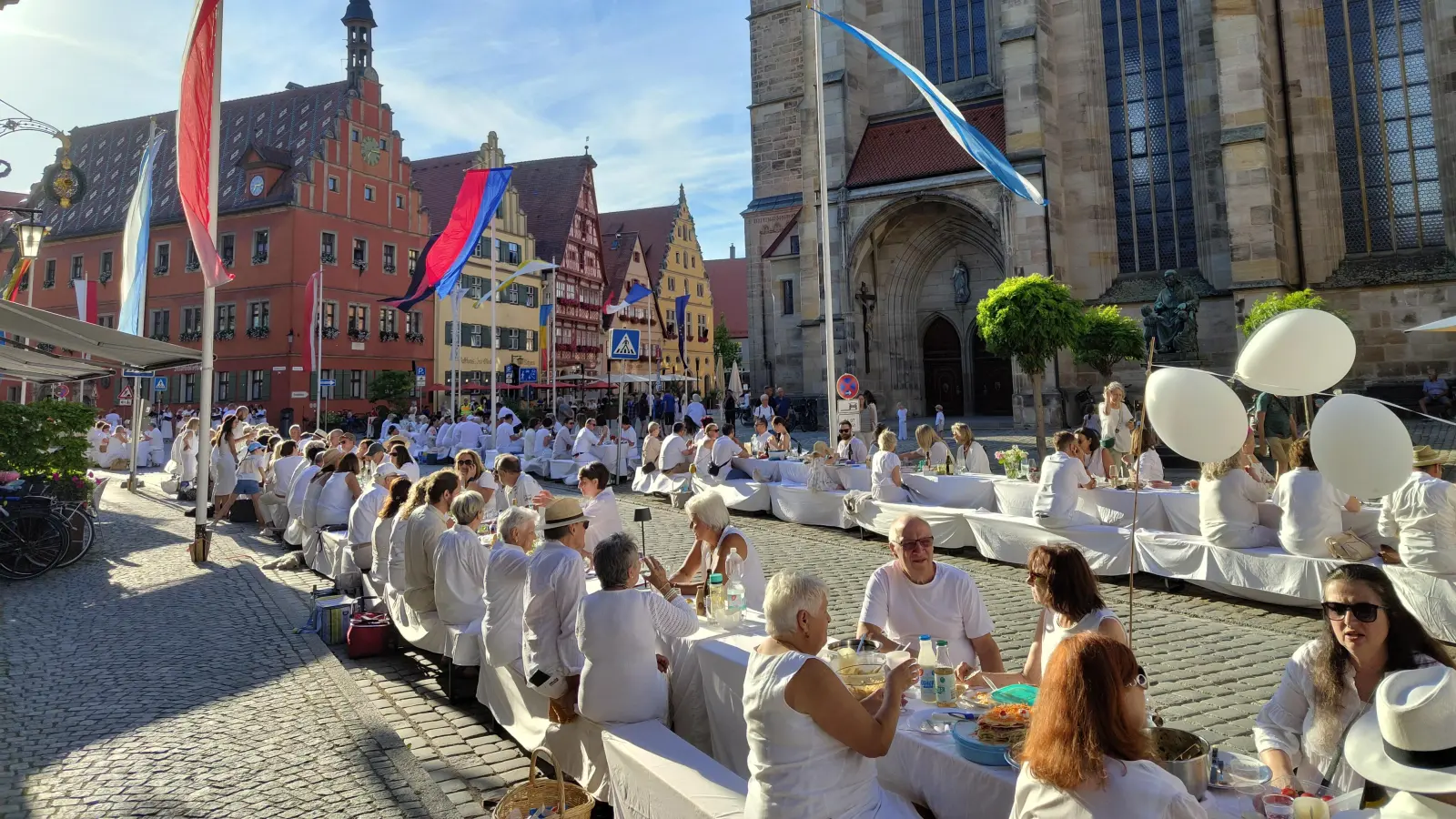 Weiß gekleidet an weiß eingedeckten Tafeln: Zum vierten Mal fand in der Dinkelsbühler Altstadt das Friedensdinner statt. Zu diesem Zweck waren der Marktplatz und die Segringer Straße für den Verkehr gesperrt.  (Foto: Julia Bergmeister)
