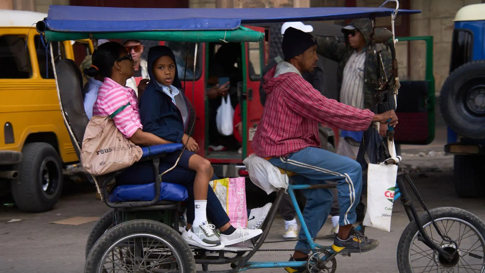 Aufgrund der Krise steigen viele Kubaner auf Fahrradtaxis um.  (Foto: Ramon Espinosa/AP/dpa)