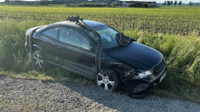 An diesem Fahrzeug entstand genau wie am zweiten Pkw, der am Unfall beteiligt war, ein hoher Sachschaden. (Foto: Ute Niephaus)