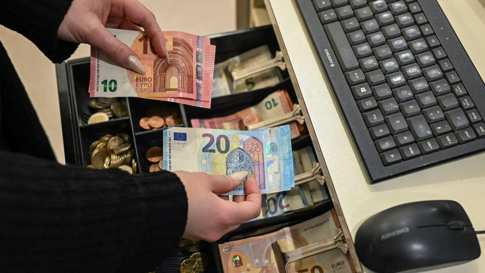 In Deutschland ist der Anteil derjenigen, die besonders häufig bar zahlen, gegen den europaweiten Trend gestiegen. (Symbolbild) (Foto: Jens Kalaene/dpa)