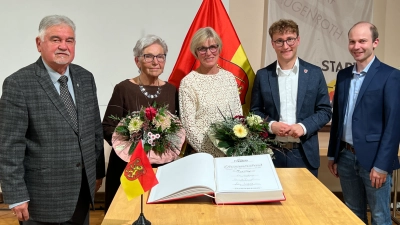 Bürgermeister Marco Meier und Felix Böck (BLSV; Zweiter und Erster von rechts) zeichneten Heinz Walter, Brigitte Rank und Evi Ludwig aus (von links). (Foto: Stadt Ornbau/Hans Böll)